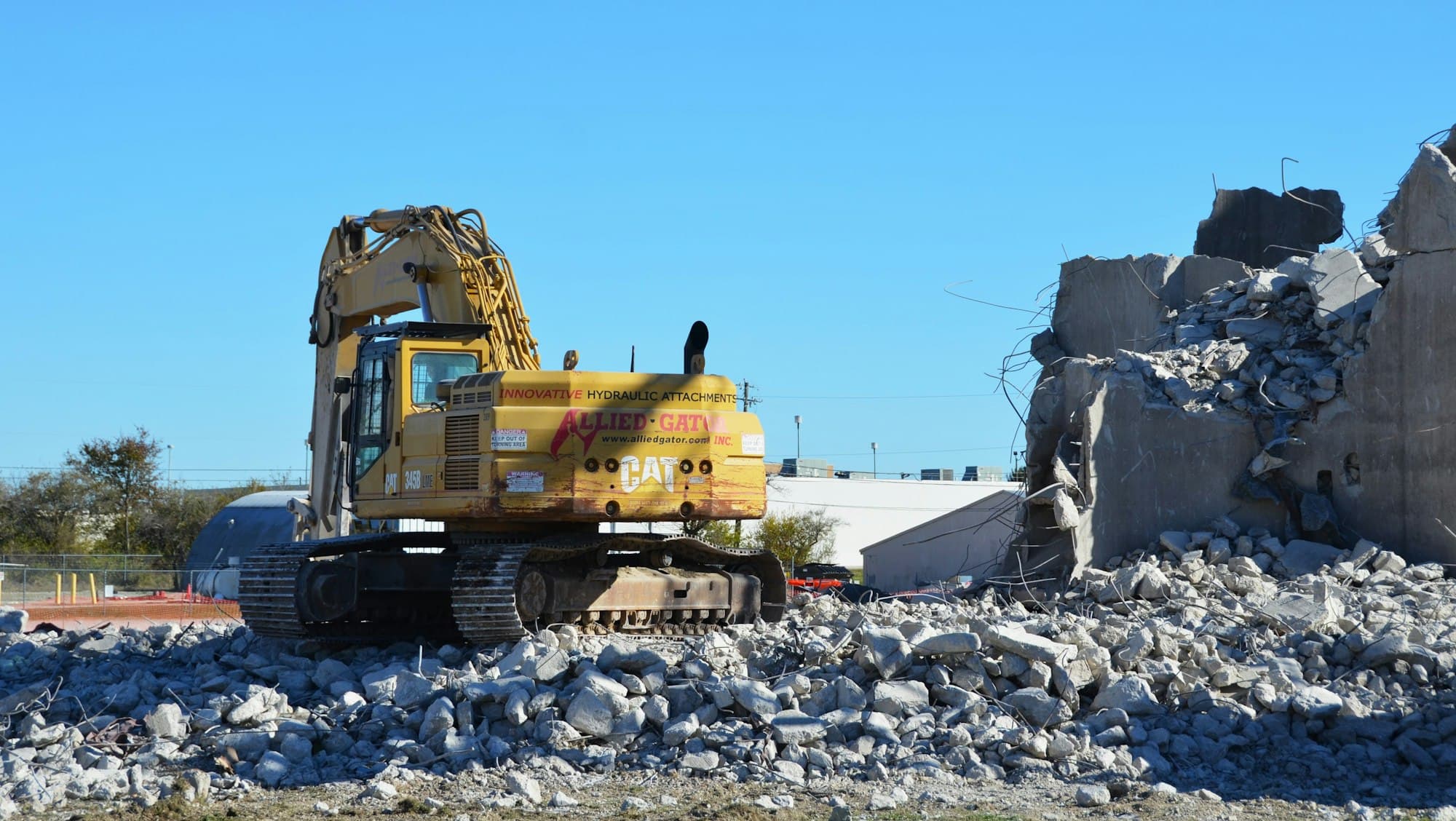 Bagger beim Abbruch einer Betonkonstruktion
