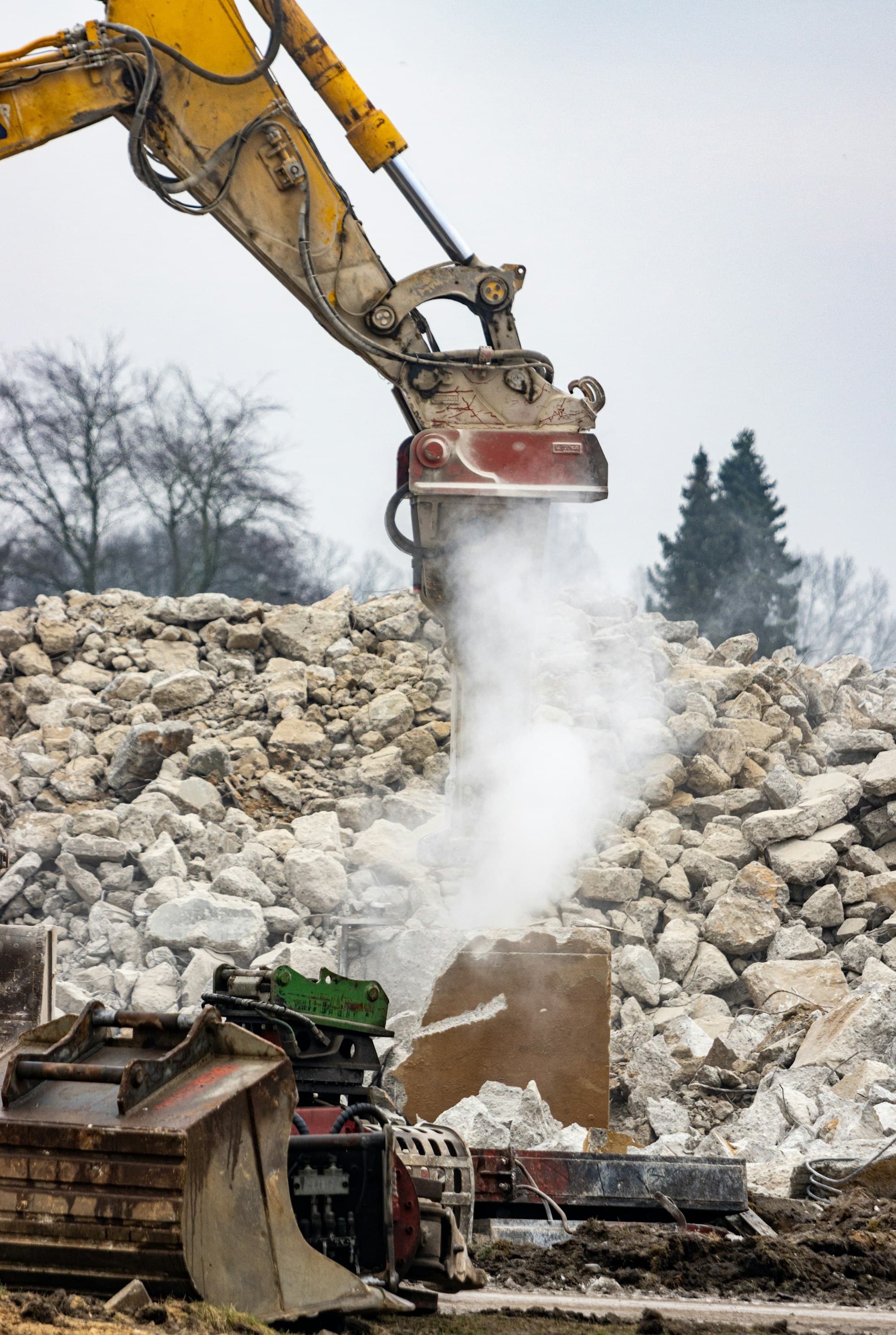 Abbruchschere zerkleinert Beton auf einer Baustelle